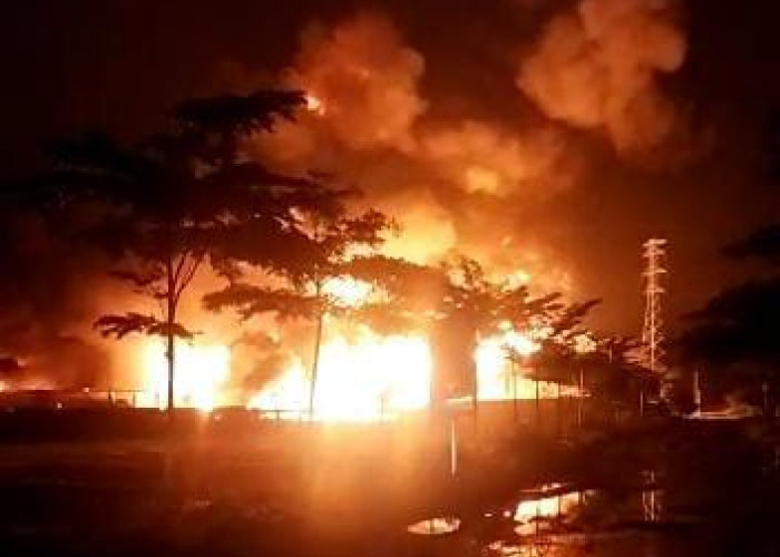 Kebakaran di Pabrik Kasur Busa Arjawinangun Hingga Dinihari Masih Berkobar