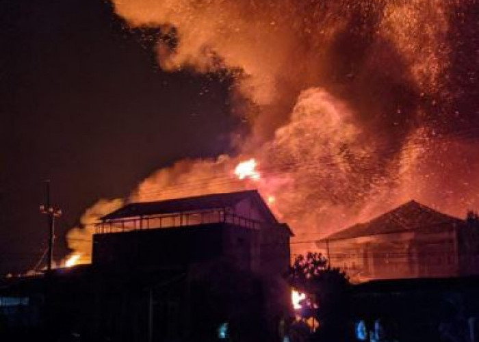 Toko Mebel Terbakar, Tidak Ada Korban Jiwa, Kerugian Ditaksir Ratusan Juta Rupiah