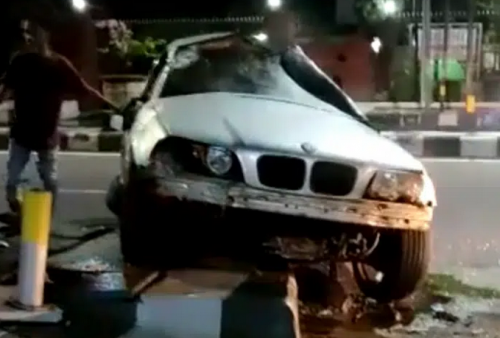 Kecelakaan BMW di Cirebon, Nabrak Trotoar, Mobil Hancur Berantakan