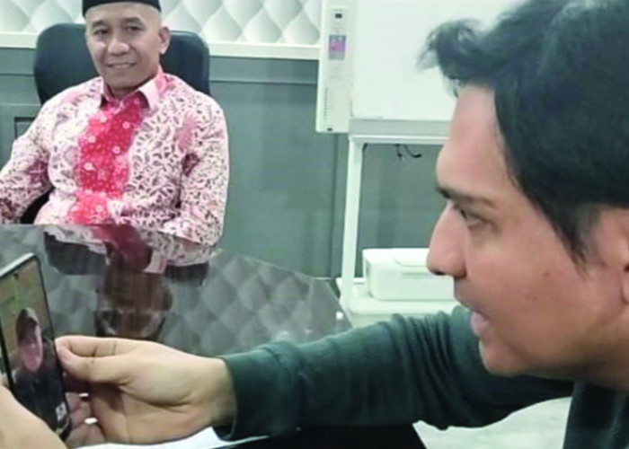 Dari Tanah Suci Al-Aqsha, Ketua PUI Indramayu Sapa Bupati Lucky Hakim via Video Call