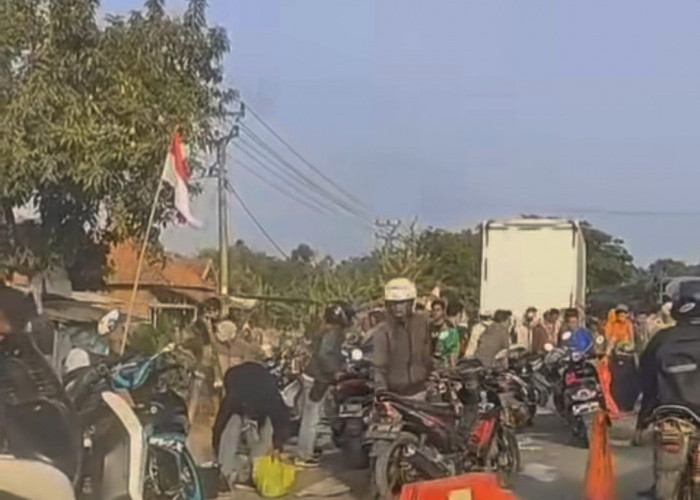 Viral Mobil Box Terguling di Pantura Indramayu, Warga Rebutan Susu