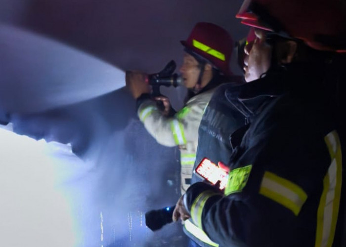 Korsleting Listrik dari Gudang Kayu, Rumah di Juntinyuat Terbakar 