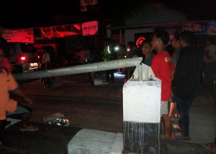 Remaja Tewas Tertimpa Tiang PJU Akibat Truk Peti Kemas Nyangkut Kabel di Jatibarang 