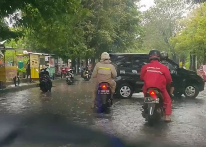 Sejumlah Ruas Jalan di Indramayu Kota Banjir. Waspada Potensi Hujan Ekstrim Sepekan Kedepan