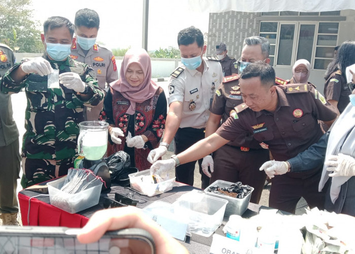 Kejari Indramayu Musnahkan Barang Bukti yang Inkracht Mulai dari Senpi Hingga Narkotika