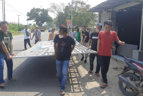 Ditutup, Pemilik Bongkar Sendiri Bangunan Kedai