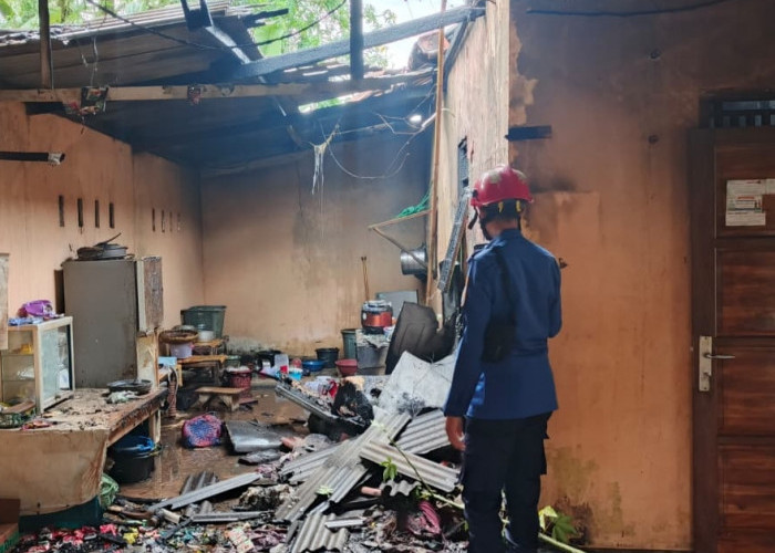 Gara-Gara Isi Bensin Saat Kompor Menyala Warung Kelontong di Haurgeulis Kebakaran