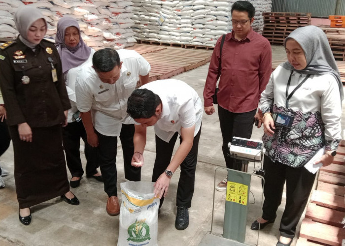 Bulog Indramayu Bersama Satgas Pangan Pastikan Kualitas dan Kuantitas Bantuan Pangan
