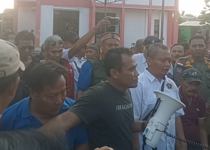 TEGANG! Upaya Pengosongan Graha Pers Indramayu oleh Satpol PP Dapat Penolakan dari Para Wartawan