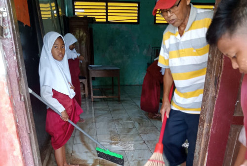 Guru-Siswa Kompak Bersihkan Kelas, KBM Dibagi Dua Shift