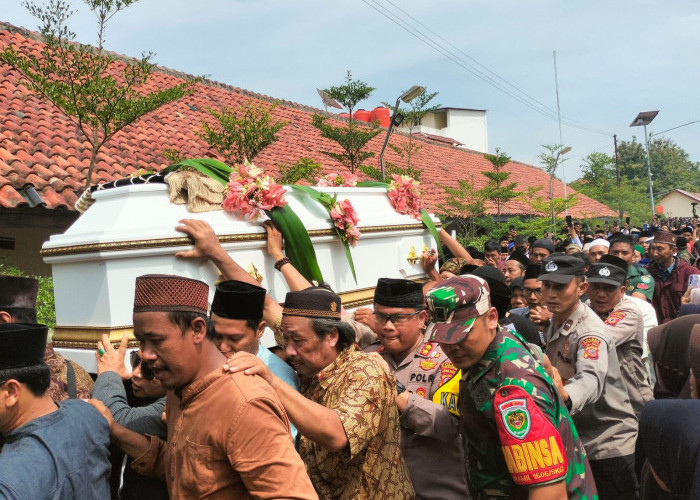 Ribuan Santri dan Warga Mengiringi Pemakaman KH Buya Syakur Yasin 