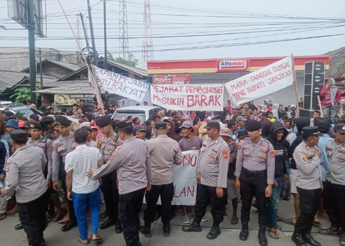 HUMANIS! Petugas Gabungan Amankan Aksi Warga Eretan Wetan di Jalur Pantura 