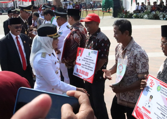 Bupati Nina Serahkan Sertifikat Tanah di Momentum HUT ke-79 RI