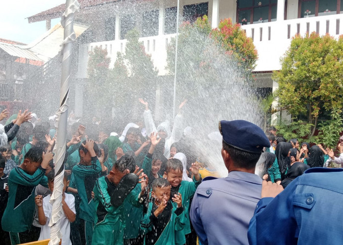 Kelulusan Siswa, Damkar Indramayu Kebanjiran Permintaan Guyur Siswa