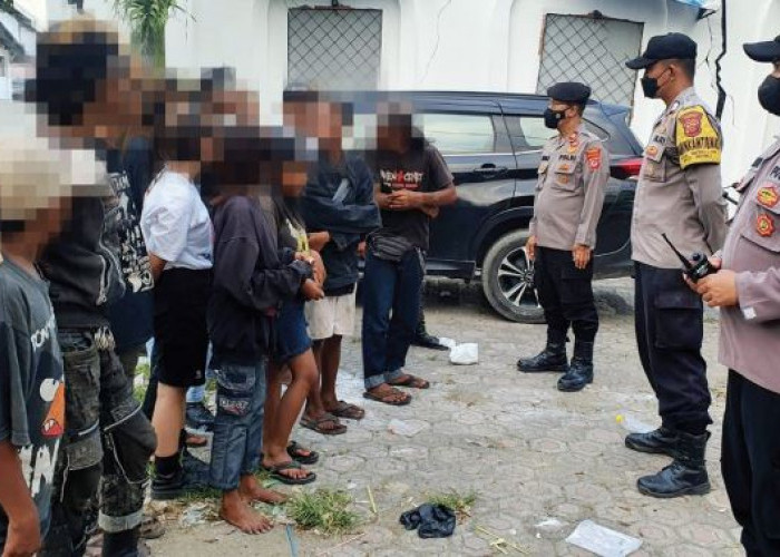 Anak Punk Nongkrong Bergerombol dan Minta-minta di Lamer Weru Dibubarkan Polisi