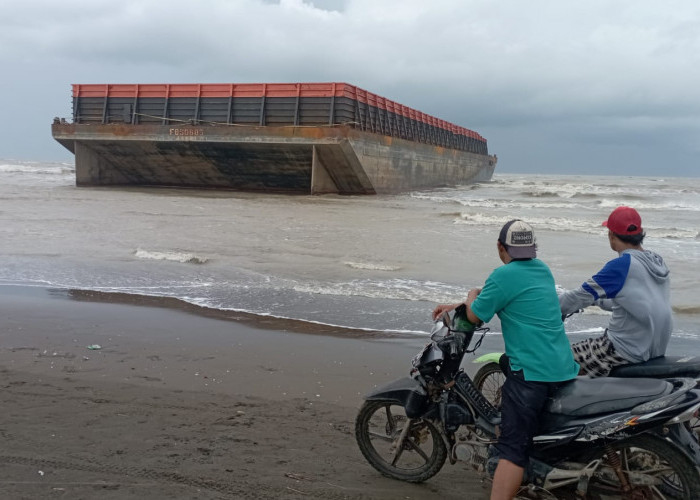 Kapal Tongkang Terdampar di Pantai Tiris Indramayu, Polisi Lakukan Penyelidikan