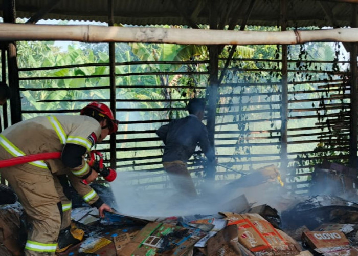 Gara-gara Puntung Rokok Gudang Kardus Terbakar di Tortoran