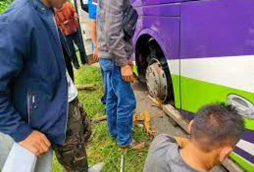 Bus Pecah Ban di Tol Cipali, Hari Ini Lalu Lintas Padat Merayap 