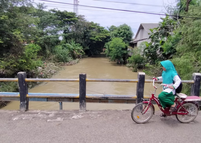 Banjir Enam Desa Surut, Tinggalkan Lumpur dan Sampah