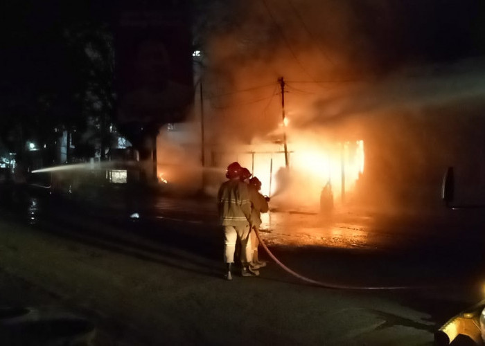 Bangunan Bengkel dan Service Jok Terbakar di Harjamukti, 7 Unit Mobil Damkar Diterjunkan