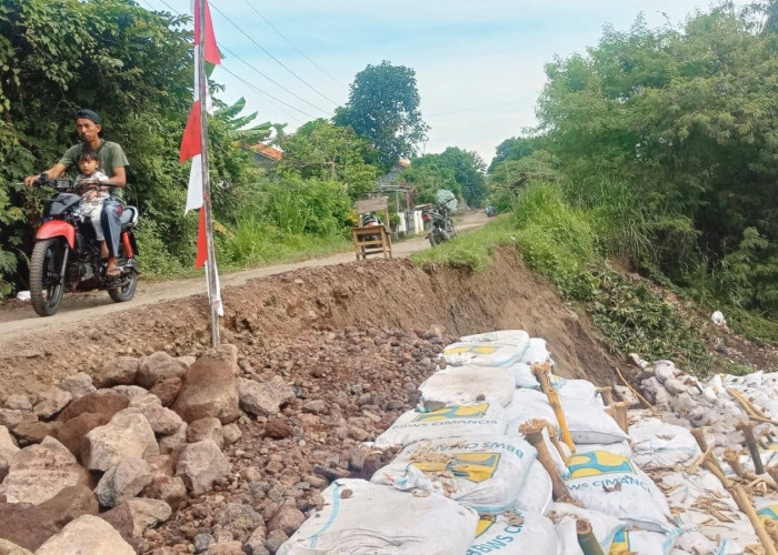 Tinggal 1 Meter, Jalan Desa Ligung Lor Tergerus Erosi 