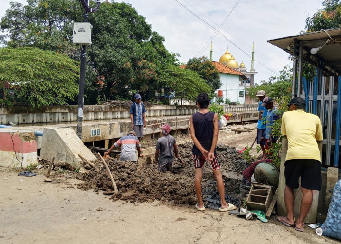 Jaga Lingkungan, Warga Kongsijaya Ramai-ramai Bersihkan Drainase