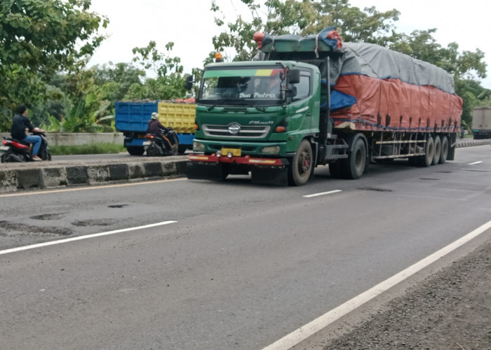 Dipenuhi Ranjau Lubang, Pengguna Jalan Pantura Was-was