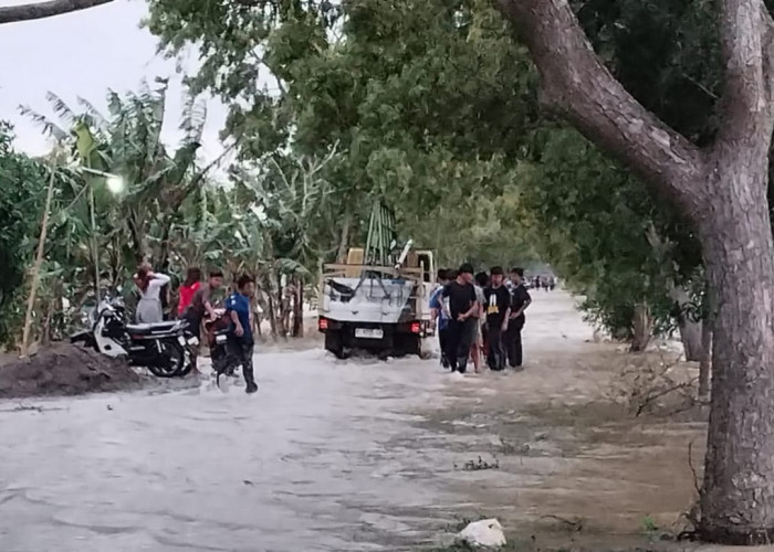 Sungai Cibuaya Meluap Rendam Jalan Telagasari-Tempel dan Ratusan Hektare Areal Pesawahan