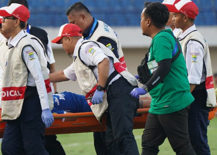 Respect Tim Medis Persebaya! Pemain Persib Tyronne del Pino Pingsan di Lapangan Saat Pertandingan