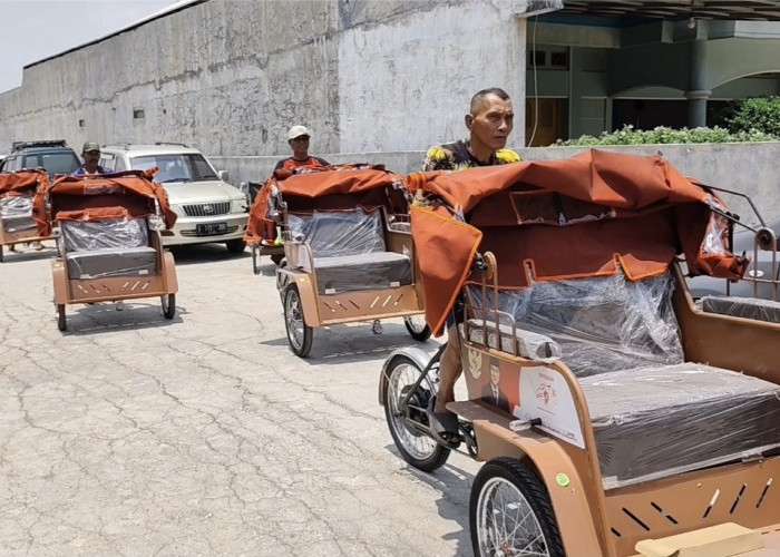 Lucky Hakim Salurkan 220 Becak Listrik Bantuan Presiden Prabowo untuk Lansia di Indramayu