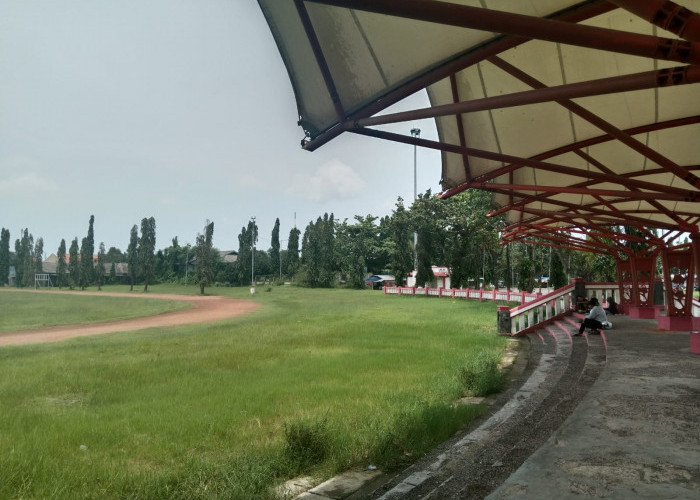 Lapangan Atletik Ditumbuhi Rumput Liar, Kondisi Sport Center Memprihatinkan 