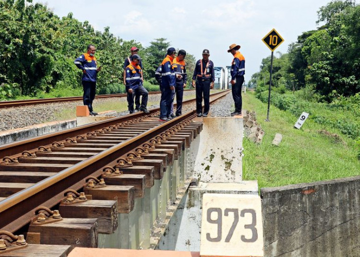 14 Titik Jalur Kereta Api Rawan Banjir dan Amblas. PT KAI Daop 3 Cirebon Lakukan Antisipasi
