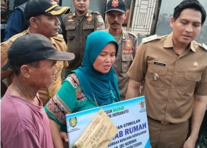 Bupati Lucky Hakim Bantu Korban Kebakaran di Tukdana