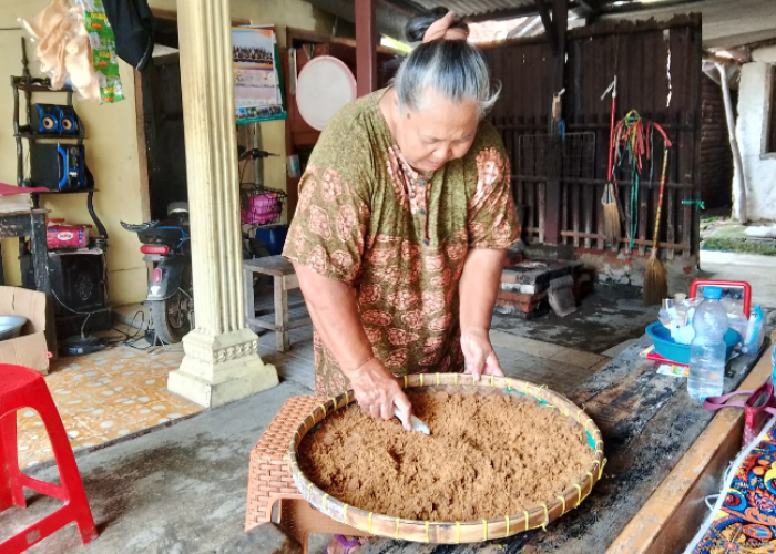 Mengenal Warinah Penjual Geblog Pondoh, Habiskan 20 Kg Ketan Setiap Hari untuk Penuhi Permintaan Pelanggan