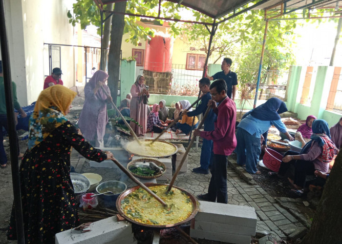 Pertahankan Tradisi, Warga di Desa Kongsijaya Gotong Royong Membuat Bubur Suro