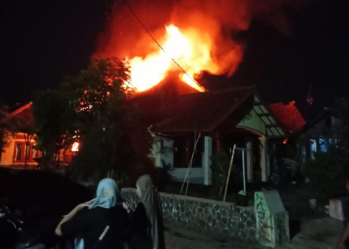 Diduga Konsleting Listrik, Rumah PNS Ludes Terbakar