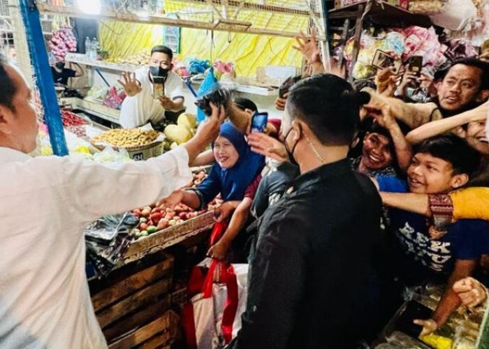 Jelang Nataru, Jokowi Sidak Cek Harga di Pasar Cigombong