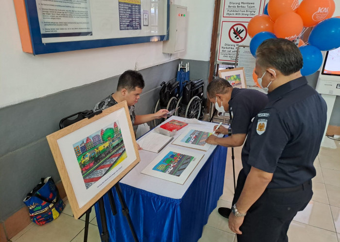 Pameran Lukisan Remaja Autistik Meriahkan Angkutan Lebaran di Stasiun Cirebon