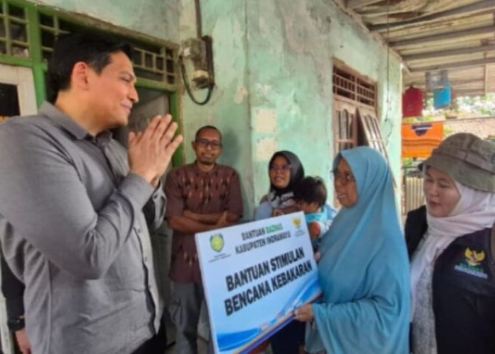 Bupati Lucky Hakim Salurkan Bantuan untuk Korban Kebakaran di Gantar dan Anjatan
