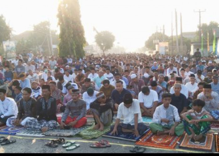 Jamaah Salat Ied Meluber Kejalan Pantura