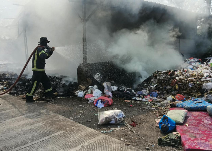Dua Kebakaran Terjadi dalam Sehari di Indramayu, Gudang dan TPS Dilalap Api