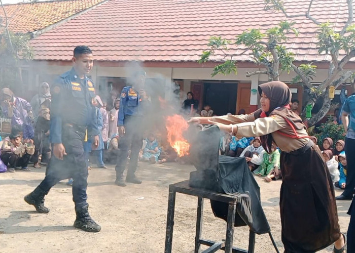 MPLS, Ratusan Siswa UPTD SDN 2 Sukaurip Dikenalkan Profesi Damkar dan Teknis Penanggulangan Kebakaran