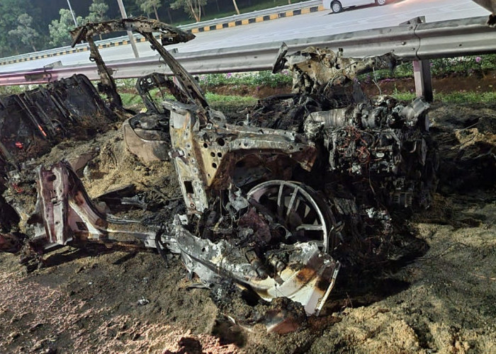 Mobil Mewah Porshe Tabrakan Truk Terbakar di Tol Jagorawi