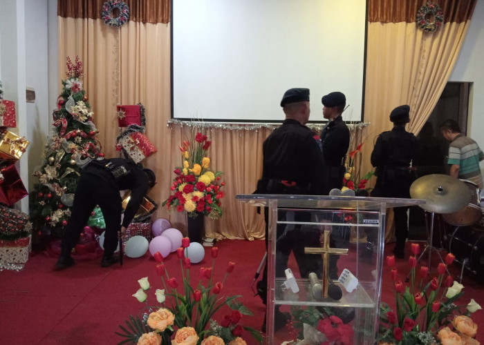 Pastikan Ibadah Natal Aman, Jibom Gegana Brimob Sterilisasi Gereja di Indramayu
