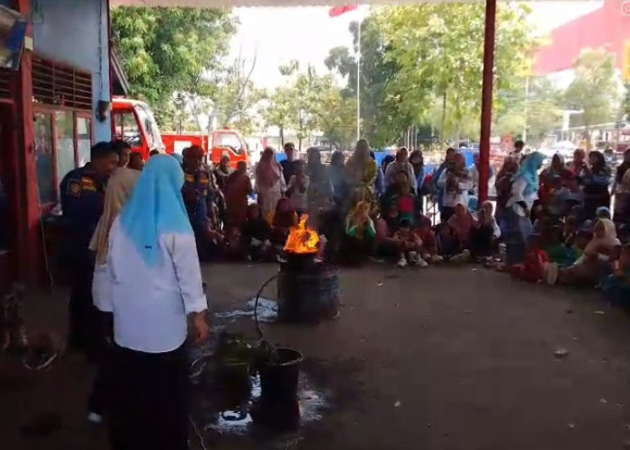 Kolaborasi Damkar Indramayu Bersama HIMPAUDI Kabupaten Indramayu Edukasi Bahaya Kebakaran Sejak Dini