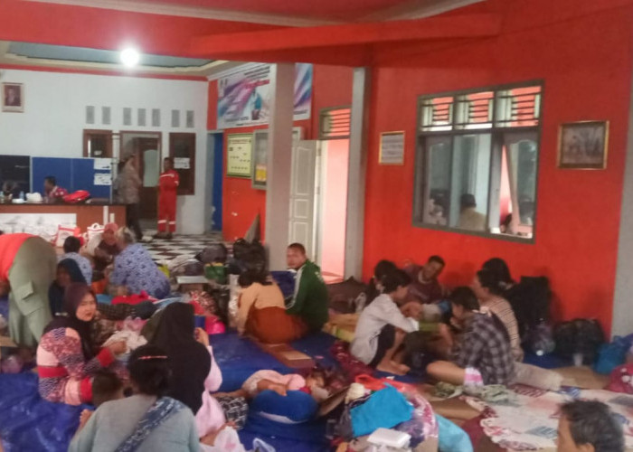 Pemkab Indramayu Salurkan Bantuan Bagi Korban Banjir Rob