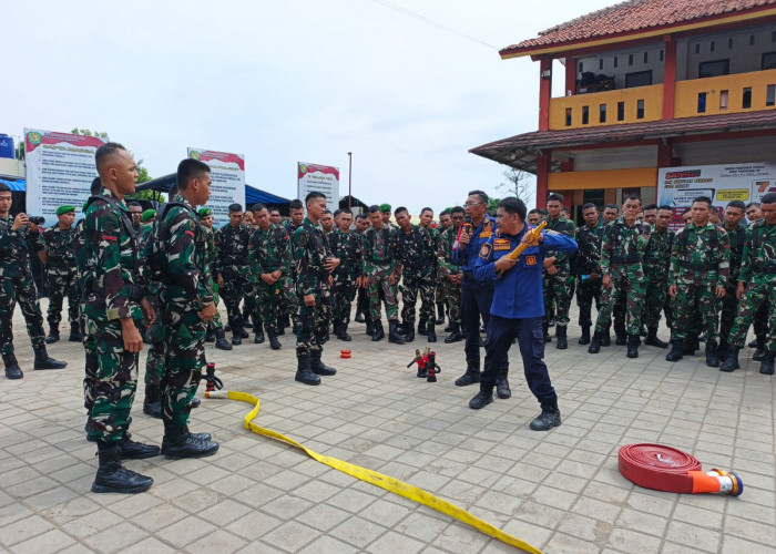 Damkar Indramayu Bersama TNI Jalani Kerjasama