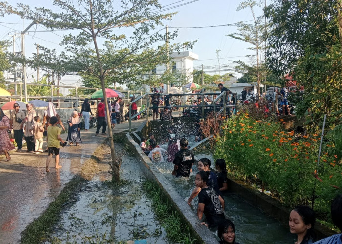 Unik, Saluran Irigasi Jadi Tempat Wisata Dadakan di Kliwed