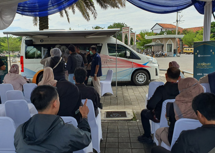 Warga Indramayu Antusias Tukar Uang Baru di Halaman Masjid Islamic Center Syekh Abdul Manan Indramayu