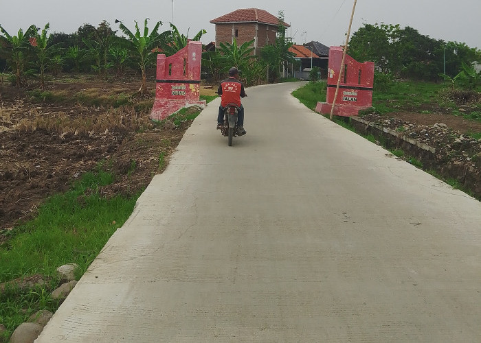 Jalan Penghubung Desa Lombang-Tinumpuk Mulus dan Baru Selesai Dibangun